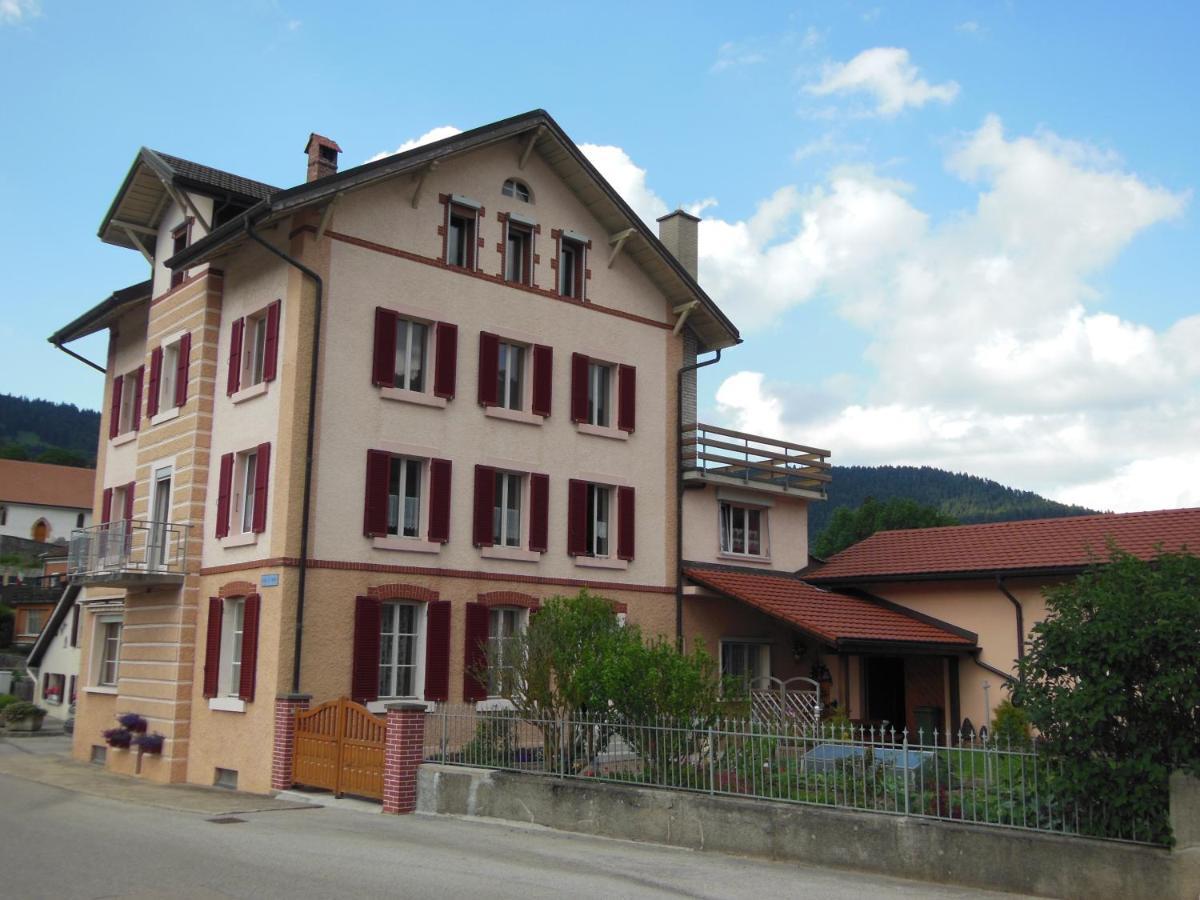 Halte Au Pied Du Creux Du Van Travers Exterior photo