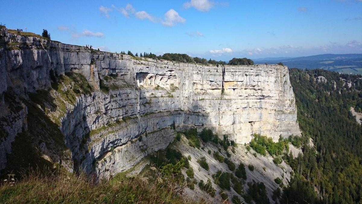 Halte Au Pied Du Creux Du Van Travers Exterior photo